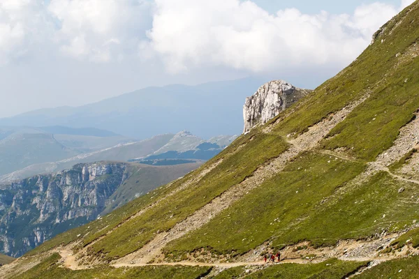 Paisagem das Montanhas Bucegi, parte dos Cárpatos do Sul na Roménia — Fotografia de Stock