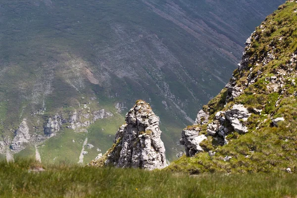 Paesaggio dai monti Bucegi, parte dei Carpazi meridionali in Romania — Foto Stock