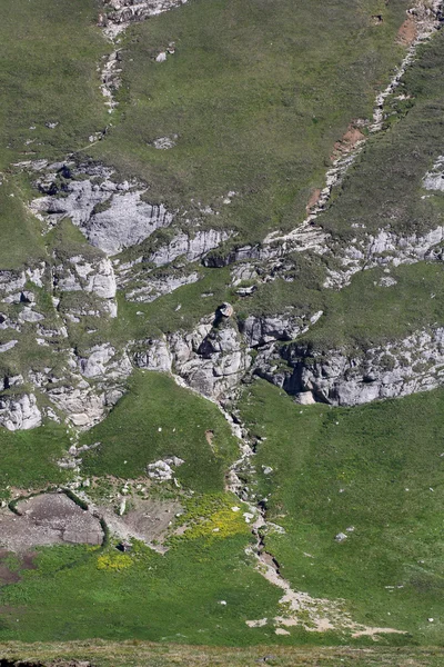 Paesaggio dai monti Bucegi, parte dei Carpazi meridionali in Romania — Foto Stock