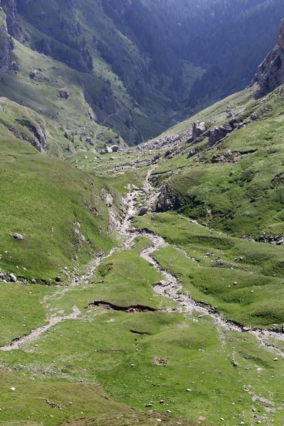 Paisaje de las montañas Bucegi, parte de los Cárpatos del Sur en Rumania — Foto de Stock