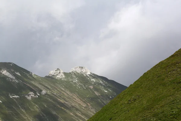 Paisaje de las montañas Bucegi, parte de los Cárpatos del Sur en Rumania —  Fotos de Stock