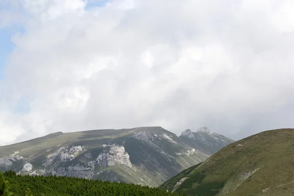 루마니아 남부 카르파티아의 일부인 부케 이 산맥에서 바라본 풍경 — 스톡 사진