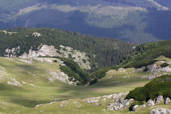 Paisaje de las montañas Bucegi, parte de los Cárpatos del Sur en Rumania —  Fotos de Stock