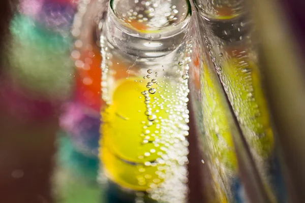 Composición abstracta con tubos subacuáticos con coloridas bolas de gelatina en el interior y burbujas — Foto de Stock