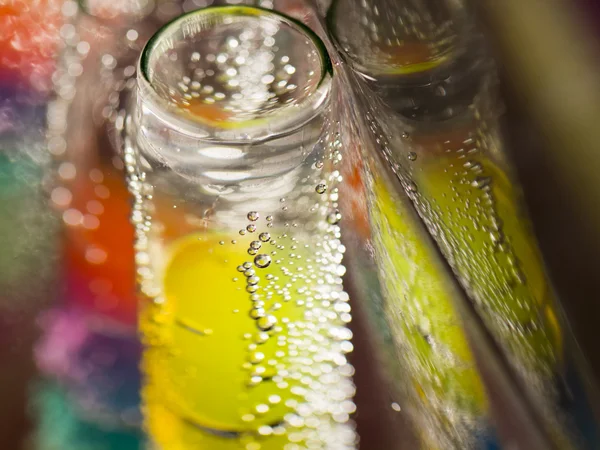 Composición abstracta con tubos subacuáticos con coloridas bolas de gelatina en el interior y burbujas —  Fotos de Stock