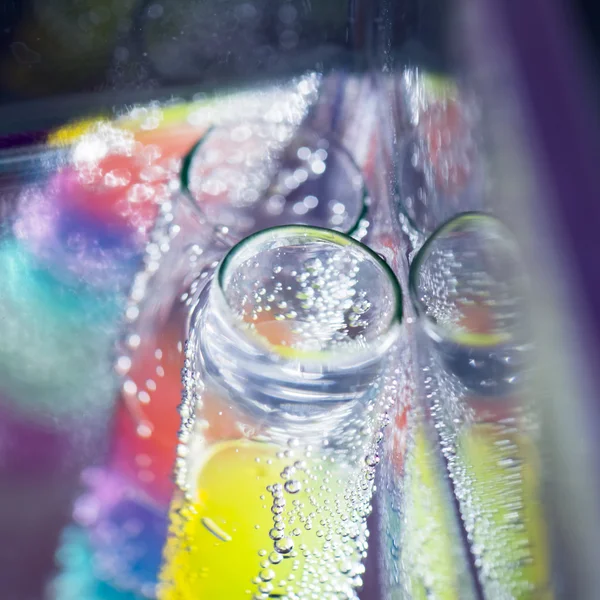 Abstracte compositie met onderwater buizen met kleurrijke gelei ballen binnen en bubbels — Stockfoto