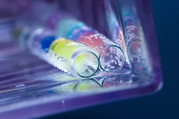 Абстрактна композиція з підводними трубками з барвистими кульками желе всередині та бульбашками — стокове фото