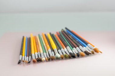 Beyaz arka plan ile farklı Boya fırçaları kümesini