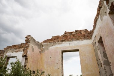 Dramatik gökyüzü - farklı dokular ve otlar ile harap bir ev parçaları