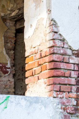 eski duvar dokusu soyulmuş harcı ve çatlaklar