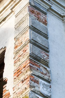 eski duvar dokusu soyulmuş harcı ve çatlaklar