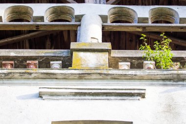 eski duvar dokusu soyulmuş harcı ve çatlaklar