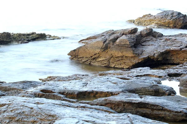 Egeïsche kust in Griekenland, thassos eiland - golven en rotsen - lange blootstelling fotografie — Stockfoto