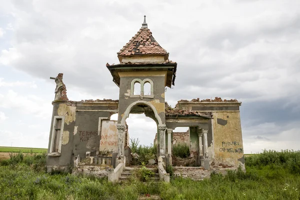 Partes de una casa en ruinas con cielo dramático - diferentes texturas y hierbas —  Fotos de Stock