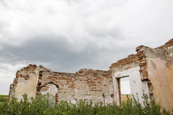 Partes de una casa en ruinas con cielo dramático - diferentes texturas y hierbas —  Fotos de Stock