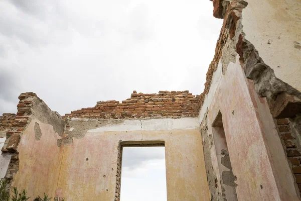 Partes de uma casa arruinada com céu dramático texturas diferentes — Fotografia de Stock