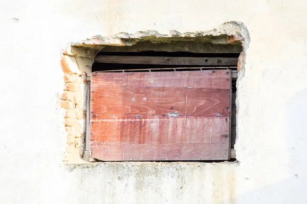 Textura de parede velha com argamassa descascada e rachaduras — Fotografia de Stock