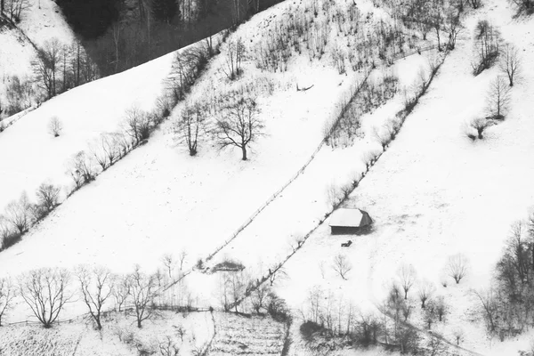 Paysage de montagne hivernal avec villages. Photographie noir et blanc — Photo