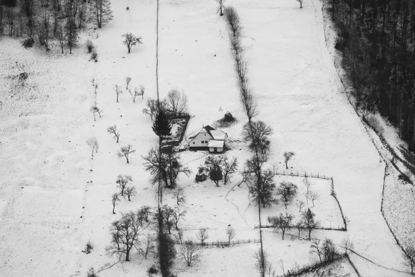 Zimowy krajobraz górski z wioski. Fotografie czarno-białe — Zdjęcie stockowe