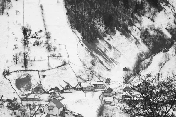 Paysage de montagne hivernal avec villages. Photographie noir et blanc — Photo
