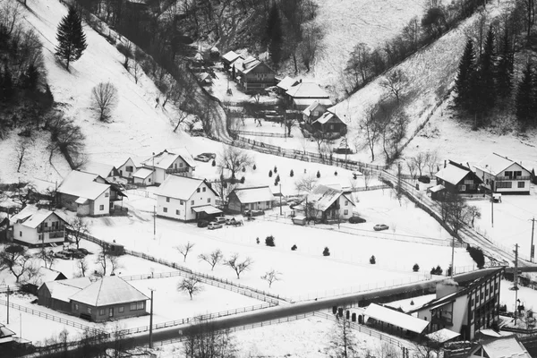 Zimowy krajobraz górski z wioski. Fotografie czarno-białe — Zdjęcie stockowe