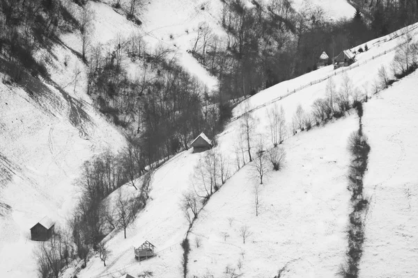 Χειμώνα ορεινό τοπίο με χωριά. Μαύρο και άσπρο φωτογραφία — Φωτογραφία Αρχείου