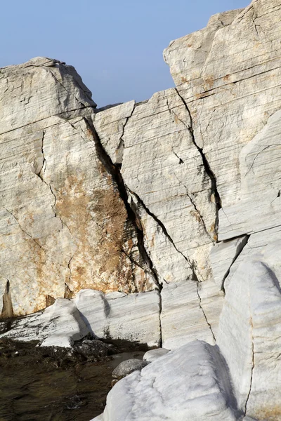 Rochers de marbre - textures et couches du littoral égéen — Photo