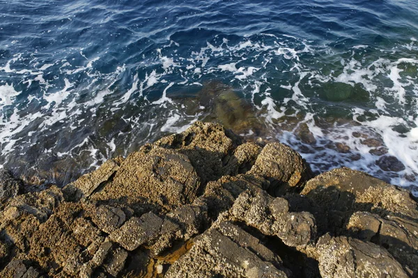 Orilla del mar Egeo en Grecia, isla de Tasos - olas y rocas — Foto de Stock