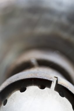 metal parçasını eski bir gaz lambası