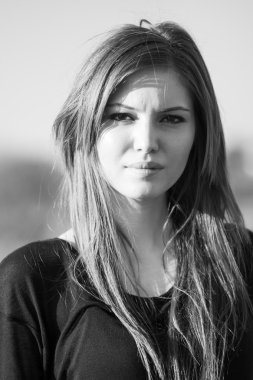 melankolik seyir alanında poz düz saçlı güzel kız