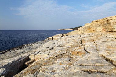 Ege kıyısında, Yunanistan Thassos Adası - dalgalar ve kayalar
