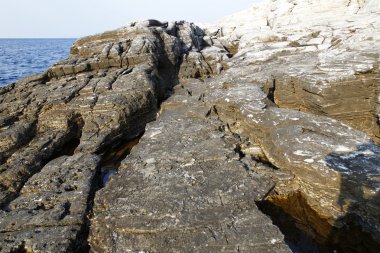 Ege kıyısında, Yunanistan Thassos Adası - dalgalar ve kayalar