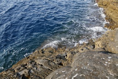 Ege kıyısında, Yunanistan Thassos Adası - dalgalar ve kayalar