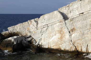 Ege kıyısında, Yunanistan Thassos Adası - dalgalar ve kayalar