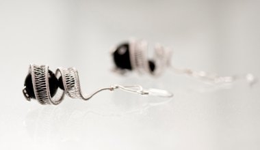 renkli değerli taşlar ve açık gri renkli gümüş jewels