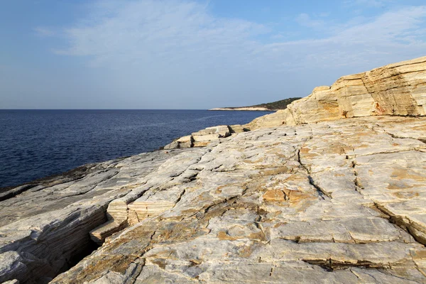 ギリシャ、タソス島の波と岩のエーゲ海の海岸 — ストック写真