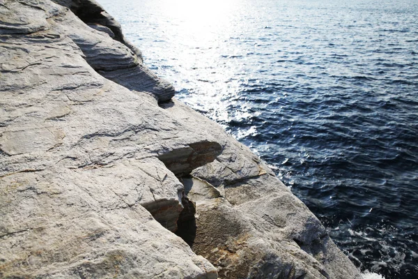 Egeïsche kust in Griekenland, Thassos island - golven en rotsen — Stockfoto