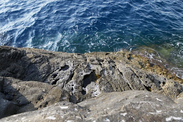 Orilla del mar Egeo en Grecia, isla de Tasos - olas y rocas — Foto de Stock