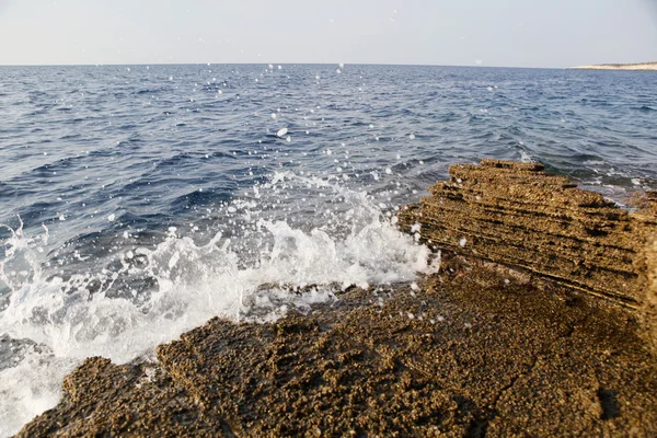 Эгейский берег в Греции, остров Тассос - волны и скалы — стоковое фото