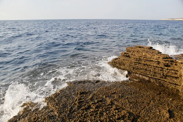 Egeïsche kust in Griekenland, Thassos island - golven en rotsen — Stockfoto