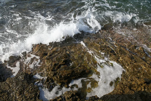 Égei-tengeri part Görögország, Thassos-sziget - hullámok és a sziklák — Stock Fotó