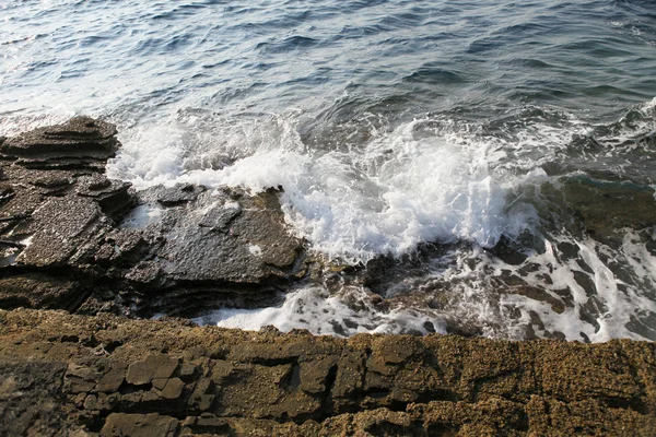 Orilla del mar Egeo en Grecia, isla de Tasos - olas y rocas —  Fotos de Stock