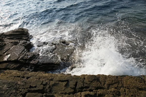 Ägäis-Küste in Griechenland, Insel Thassos - Wellen und Felsen — Stockfoto