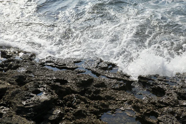 Orilla del mar Egeo en Grecia, isla de Tasos - olas y rocas — Foto de Stock