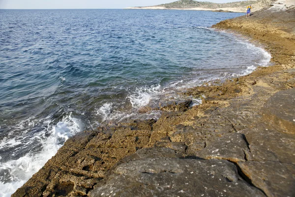 Ege kıyısında, Yunanistan Thassos Adası - dalgalar ve kayalar — Stok fotoğraf