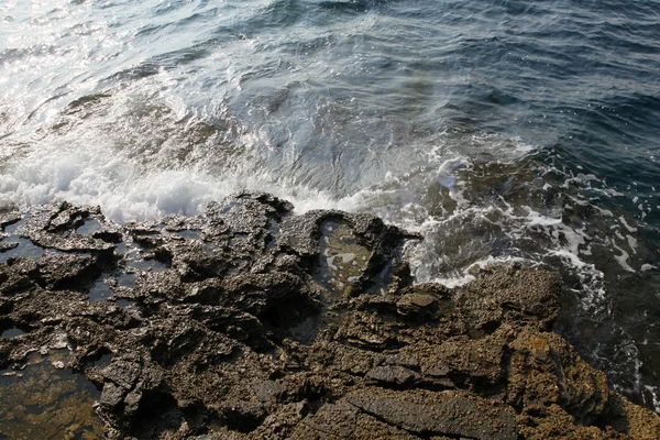 Égei-tengeri part Görögország, Thassos-sziget - hullámok és a sziklák — Stock Fotó