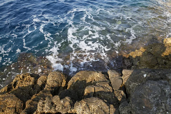 Orilla del mar Egeo en Grecia, isla de Tasos - olas y rocas —  Fotos de Stock