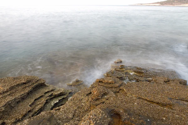 Orilla del mar Egeo en Grecia, isla de Tasos - olas y rocas — Foto de Stock