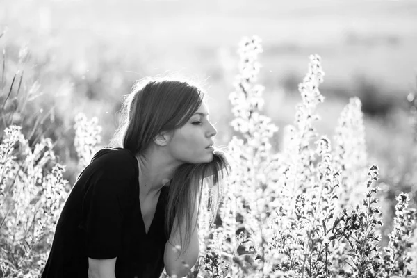 Fata frumoasa cu parul lung, drept pozand in domeniu arata melancolic — Fotografie, imagine de stoc