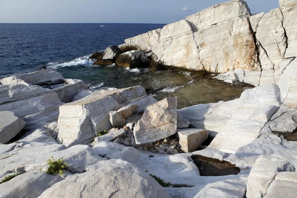 Egeiska kusten i Grekland, Thassos island - vågor och stenar — Stockfoto